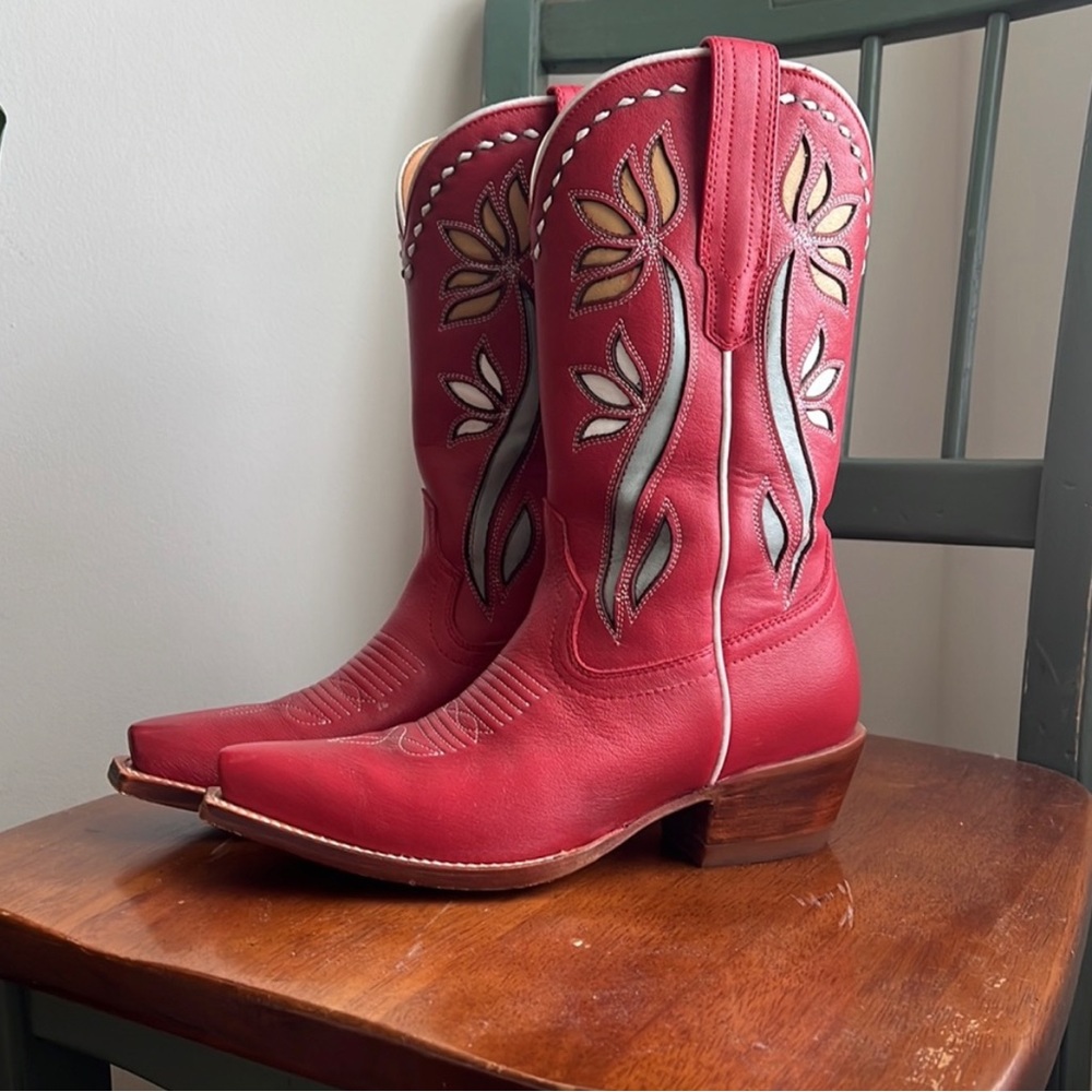 ISO Tecovas the Sadie cherry bloom bovine boots in size 9!